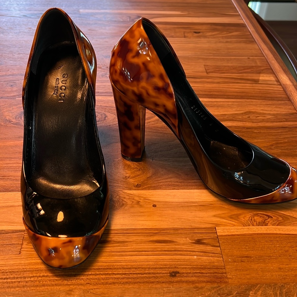 Gucci patent leather pump with burl look detailing. Size 6 good condition